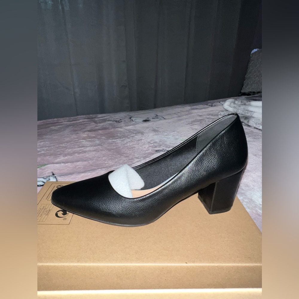 Closed toe chunky pumps